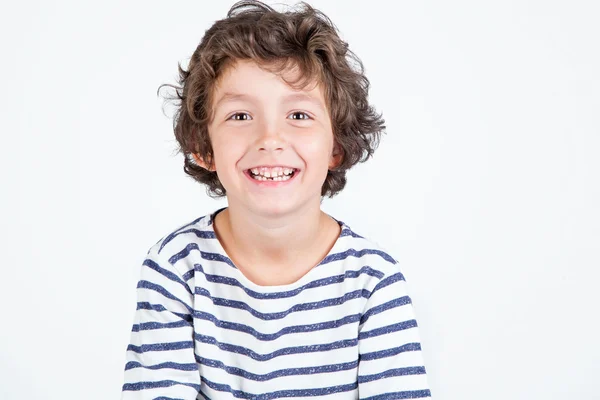 Primer plano retrato de niño lindo feliz con el pelo rizado —  Fotos de Stock
