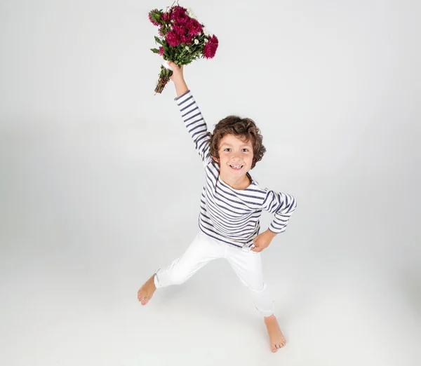 Słodkie i zabawne mały chłopiec w koszula z paskiem z kwiatami — Zdjęcie stockowe