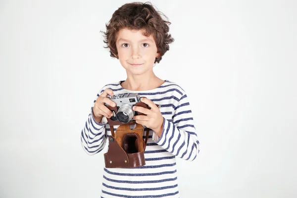 Alegre niño sonriente (niño) sosteniendo una cámara de cine sobre blanco b —  Fotos de Stock