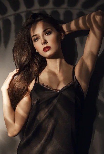 Sexy Luxus-Frau in schwarzem Seidenspitzenkleid entspannt über dunklem Ba — Stockfoto