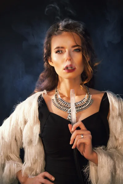 Junge schöne elegante Frau im Luxuskleid, die Wasserpfeife raucht — Stockfoto