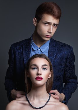 Glamour moda çift. Delikanlı adam bir perl kolye üzerinde koyar