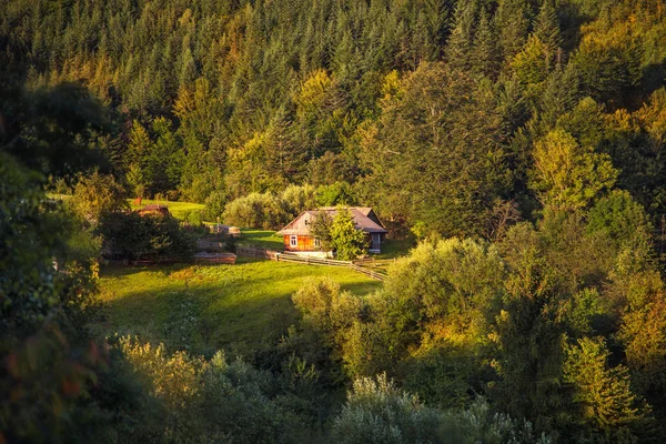 Linda paisagem de verão com agradável casa confortável aldeia — Fotografia de Stock