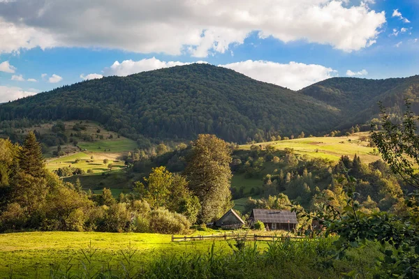 Bellissimo paesaggio estivo con bella casa di paese e montagna — Foto Stock
