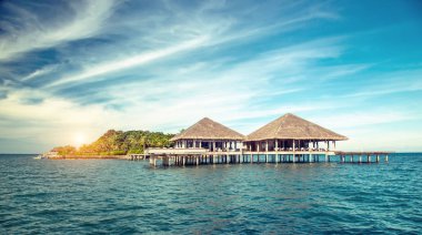 Güzel tropik tatil otel ve ada plaj ve deniz üzerinde