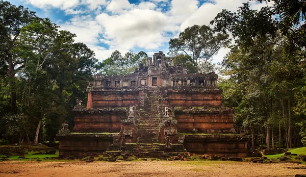 Gizemli yağmur ormanları arasında nestled Ta Prohm Tapınağı kalıntıları — Stok fotoğraf