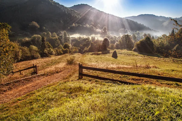 Schöner Morgen in den Karpaten. Die Strahlen der Sonne machen t — Stockfoto