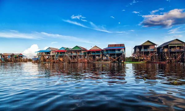 El pueblo flotante en el agua komprongpok de Tonle Sap lak — Foto de Stock