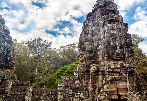 Bayon Tapınağı 'nın antik taş yüzleri, Angkor, Kamboçya — Stok fotoğraf