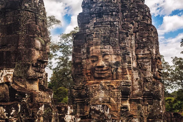 Bayon Tapınağı 'nın antik taş yüzleri, Angkor, Kamboçya — Stok fotoğraf