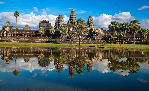 Świątynia Angkor Wat, Siem reap, Kambodża. Odbicie w jeziorze — Zdjęcie stockowe