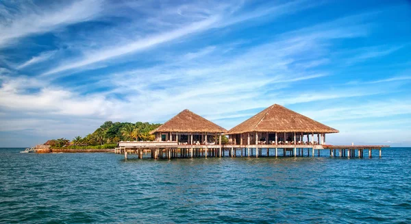 Курортный отель и остров с пляжем и морем — стоковое фото