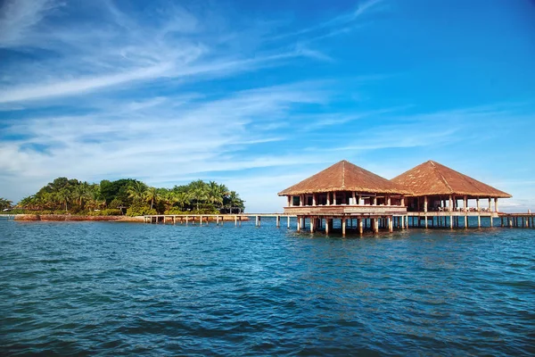 Belle station tropicale hôtel et île avec plage et mer sur — Photo