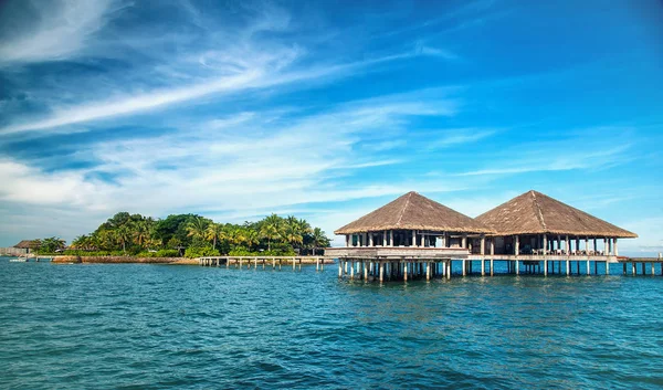 Krásný tropický resort hotel a ostrov s pláží a mořem na — Stock fotografie