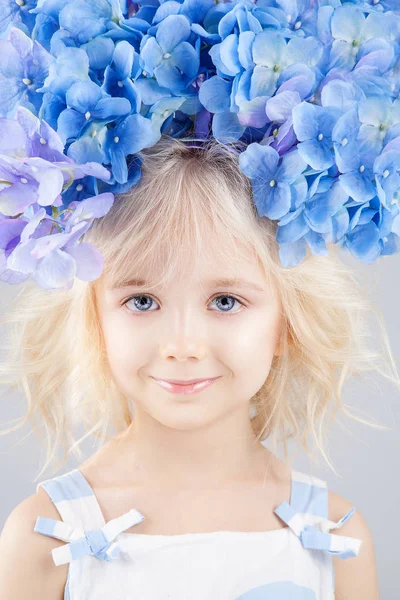 Cute and Happy Child in Summer. Beautiful Girl with Flowers Wrea — Stock Photo, Image