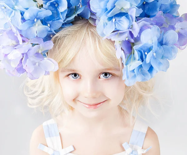 Mała dziewczynka fryzurę kwiat. Na białym tle. Zdrowe, piękne — Zdjęcie stockowe