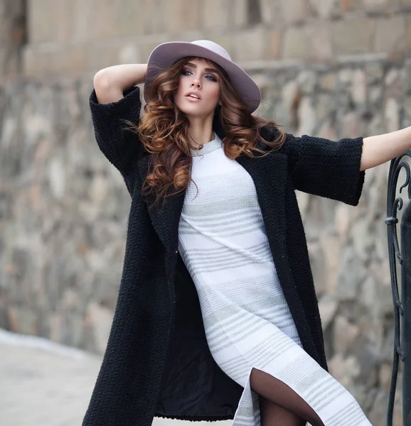 세련 된 최신 유행 검은 코트와 모자 ove에 아름 다운 우아한 여자 — 스톡 사진