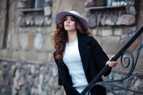 Mooie elegante vrouw in stijlvol trendy zwarte jas en hoed ove — Stockfoto