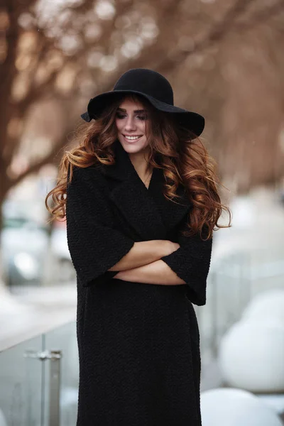 Bella giovane donna in cappotto nero di moda, cappello, abito di pizzo un — Foto Stock