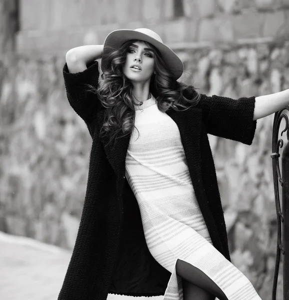 Schöne elegante Frau in stylischem, trendigem schwarzen Mantel und Hut — Stockfoto