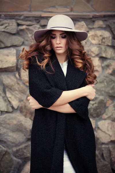 时尚新潮的黑色的外套和帽子 ove 美丽优雅的女人 — 图库照片