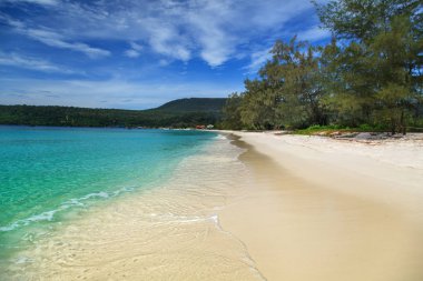 Deniz plaj mavi gökyüzü kum güneş gün ışığı gevşeme manzara. Summe