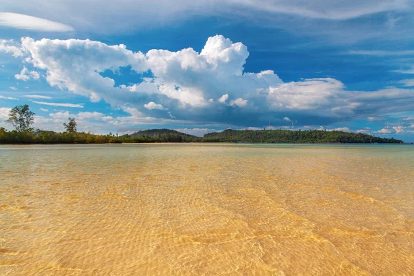 Widok na morze z tropikalnej plaży słoneczne niebo. Raju lato bea — Zdjęcie stockowe