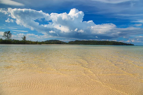 Vista mar da praia tropical com céu ensolarado. Paraíso de verão bea — Fotografia de Stock