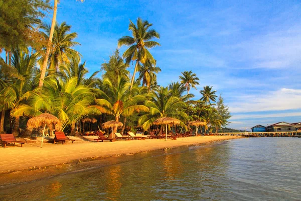 A praia paradisíaca com coqueiro no resort Koh Rong, Cambodi — Fotografia de Stock