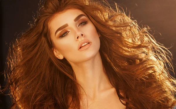 Close up retrato de mulher muito bonita com volume de cabelo saudável — Fotografia de Stock