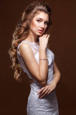 Güzel gelin portre düğün makyaj ve saç modeli ile uzun 