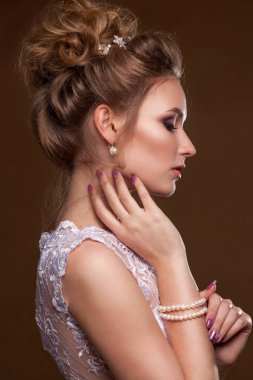 Studio uzun örtü ile poz güzel zarif gelin