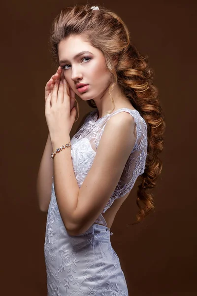 Hermosa novia retrato boda maquillaje y peinado con largo — Foto de Stock