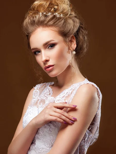 Studio uzun örtü ile poz güzel zarif gelin