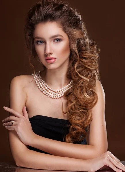 Beautiful elegant woman in pearl necklace, long curly tress over — Stock Photo, Image