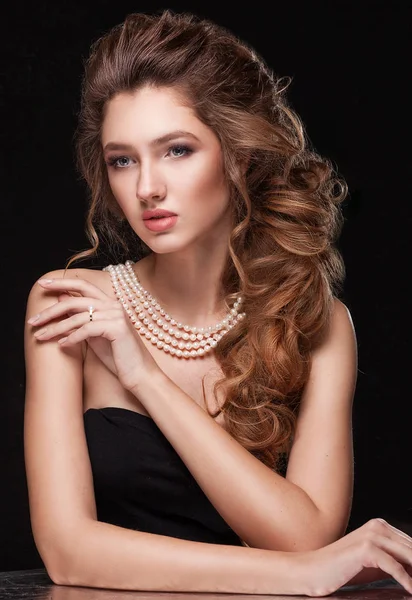 Hermosa mujer elegante en collar de perlas, largo y rizado — Foto de Stock