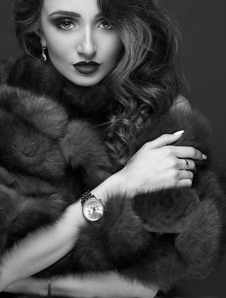 Luxus elegante Frau in Pelzmantel, goldenen Ohrringen und Uhren. g — Stockfoto