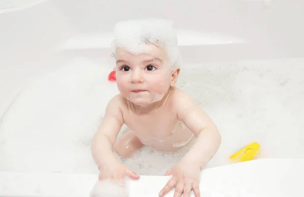 Feliz niño divertido oliendo en el baño. Bañarse — Foto de Stock