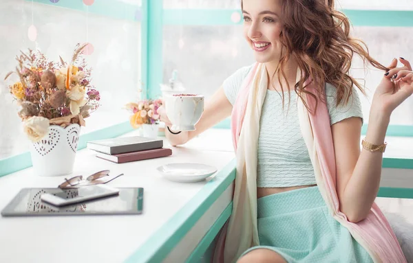 Vackra lycklig ganska ung kvinna sitter i café med tablett — Stockfoto