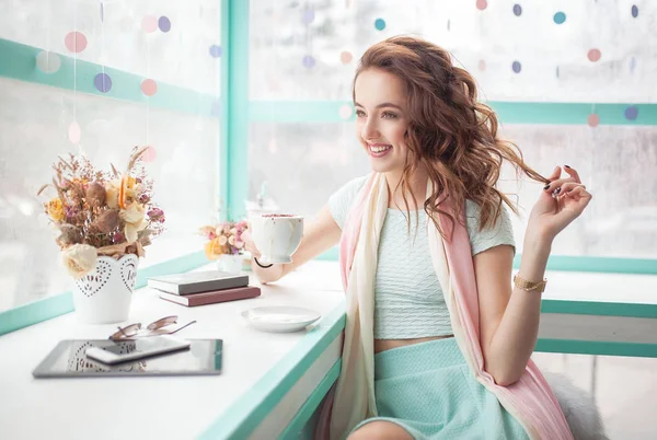 Vackra lycklig ganska ung kvinna sitter i café med tablett — Stockfoto