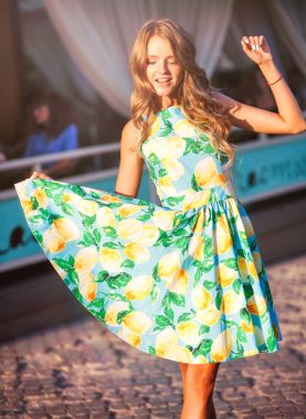 Güzel genç kadın yaz günü güneş ışığı altında. Gençlik ve