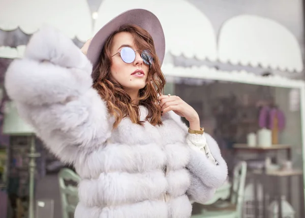 Joyeux sourire jeune femme à l'extérieur en chapeau et manteau de fourrure à la mode. Ea — Photo