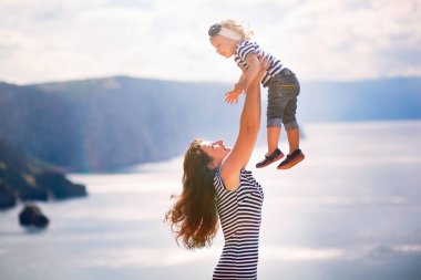 Mutlu güzel annem ve onun kızı enjoing wondeful landsca