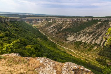 Yüksek kale beyaz Cliff'e görüntüleyin. Mountai alt kısmında