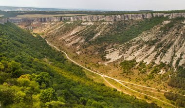 Yüksek kale beyaz Cliff'e görüntüleyin. Mountai alt kısmında