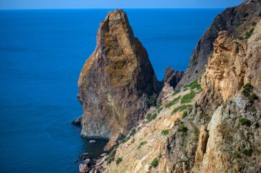 Uçurumdaki Kırım Karadeniz'in muhteşem görünümü.
