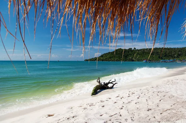 Piękny widok z długiej plaży z białym piaskiem w Koh Rong, Cambod — Zdjęcie stockowe