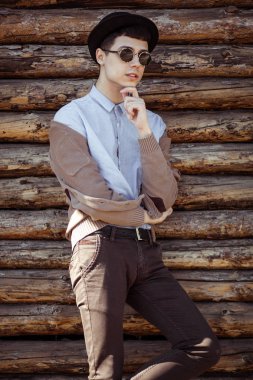 Atractive yenilikçi genç adam güneş gözlüğü, şapka ve rahat kıyafet o