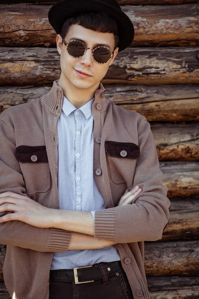 Tilltalande hipster ung man i solglasögon, hatt och fritidskläder o — Stockfoto