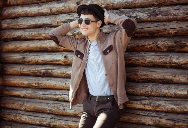 Atractive hipster young man in sunglasses, hat and casual wear o — Stock Photo, Image